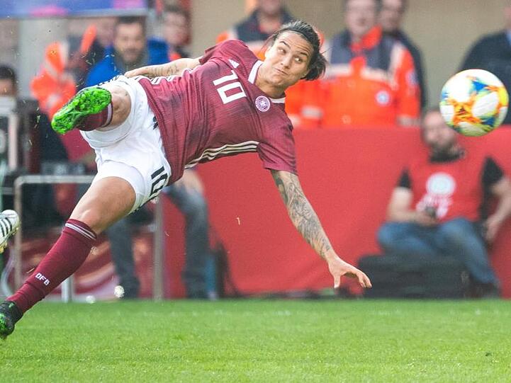 Dzsenifer Marozsan spielt einen Ball. Foto: Sebastian Gollnow/dpa/Archivbild
