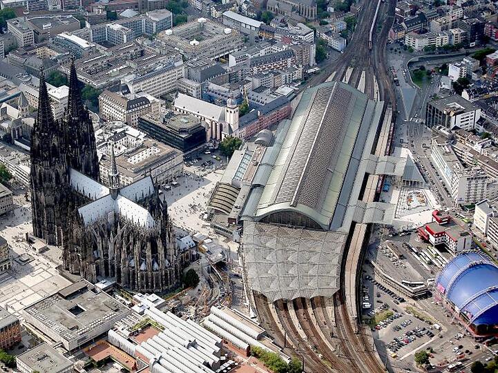 Der Kölner Hauptbahnhof ist einer der wichtigsten Verkehrsknotenpunkte im deutschen Eisenbahnnetz.
