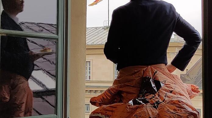Lukas Rüppel im Kostüm des Tyrannosaurus Rex.