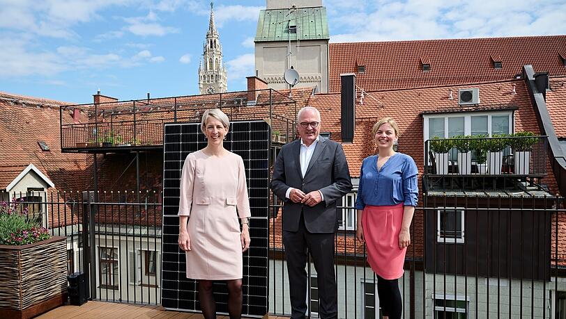 Caspar-Friedrich Brauckmann kämpft mit dem Denkmalschutz. Katrin Habenschaden (l.) und Katharina Schulze helfen.