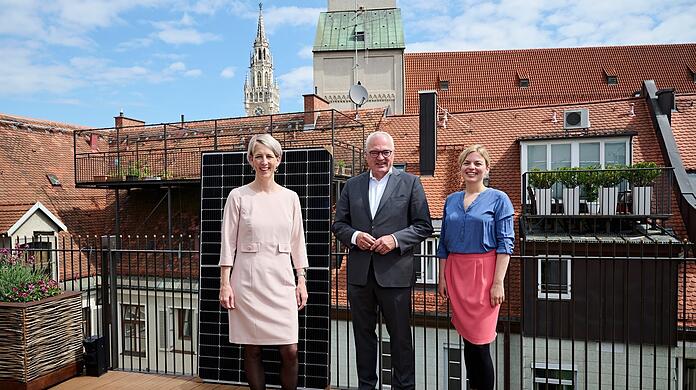 Caspar-Friedrich Brauckmann kämpft mit dem Denkmalschutz. Katrin Habenschaden (l.) und Katharina Schulze helfen.