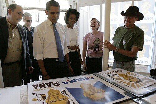 Obama betrachtet sein Konterfei