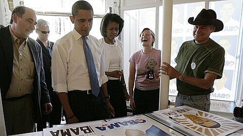 Obama betrachtet sein Konterfei
