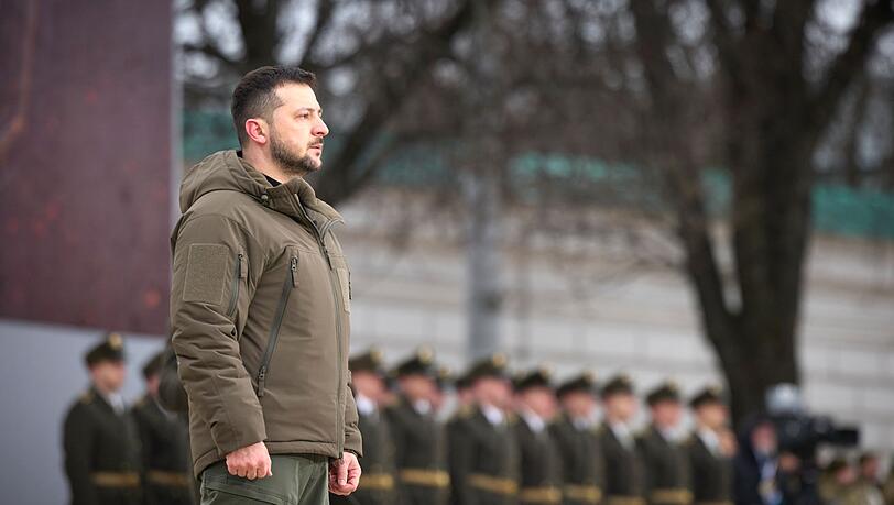 Der ukrainische Präsident Wolodymyr Selenskyj nimmt an einer Gedenkveranstaltung zum Jahrestag des Ukraine-Kriegs teil.
