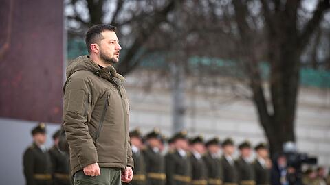 Der ukrainische Präsident Wolodymyr Selenskyj nimmt an einer Gedenkveranstaltung zum Jahrestag des Ukraine-Kriegs teil.