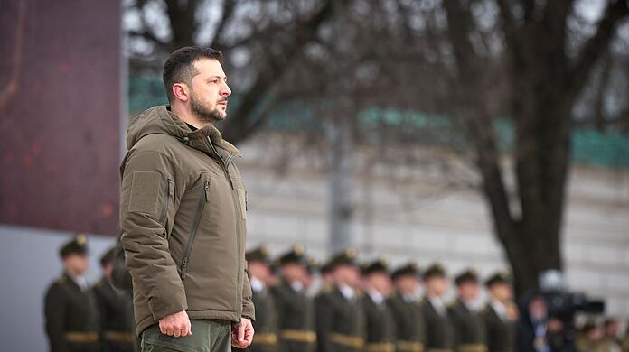 Der ukrainische Präsident Wolodymyr Selenskyj nimmt an einer Gedenkveranstaltung zum Jahrestag des Ukraine-Kriegs teil.