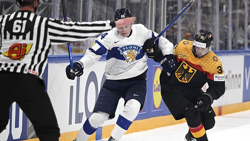 Im Duell gegen Finnland mussten Fabio Wagner (r) und die deutsche Eishockey Nationalmannschaft eine 3:4-Niederlage hinnehmen.