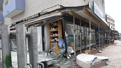 Im Zentrum von Westerland (Sylt) war am Montagabend das Beton-Vordach eines Mehrfamilienhauses mit Gesch&auml;ften auf den B&uuml;rgersteig gest&uuml;rzt.