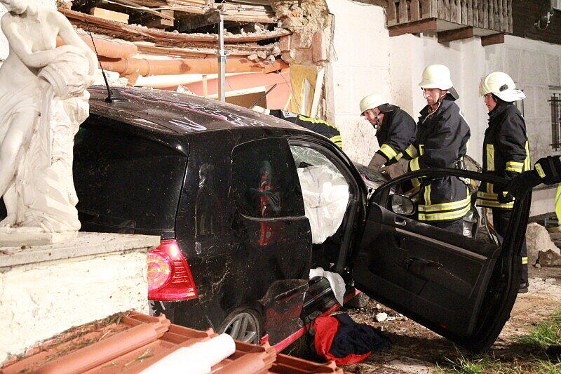 Ende einer Suff-Fahrt: Ein junger GTI-Fahrer hat die Kontrolle über sein Auto verlorenen und landete in der Hausmauer eines Swinger-Clubs. Die Bilder