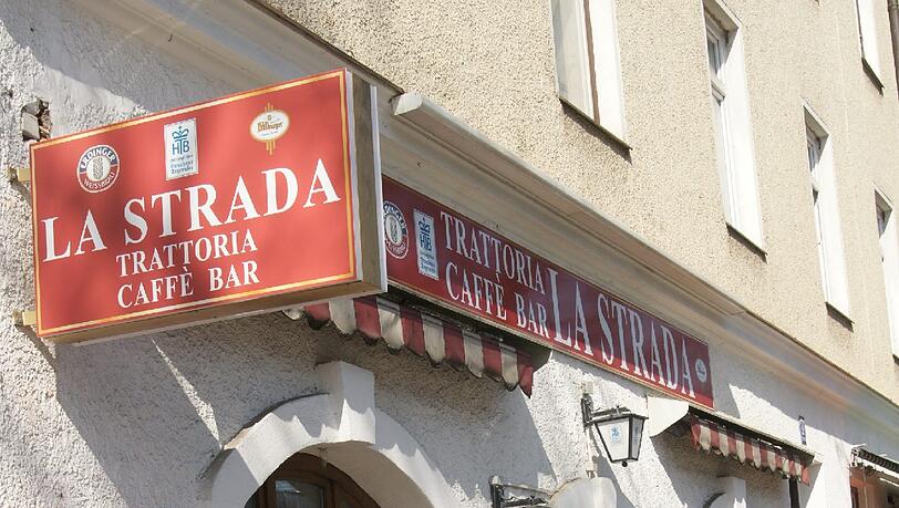 Oben: Das Ehepaar Schmidt-Lutz vor ihrem „La Strada“ – vor zwei Wochen haben sie die Trattoria eröffnet. Oben: Das Ehepaar Schmidt-Lutz vor ihrem „La Strada“ – vor zwei Wochen haben sie die Trattoria eröffnet.