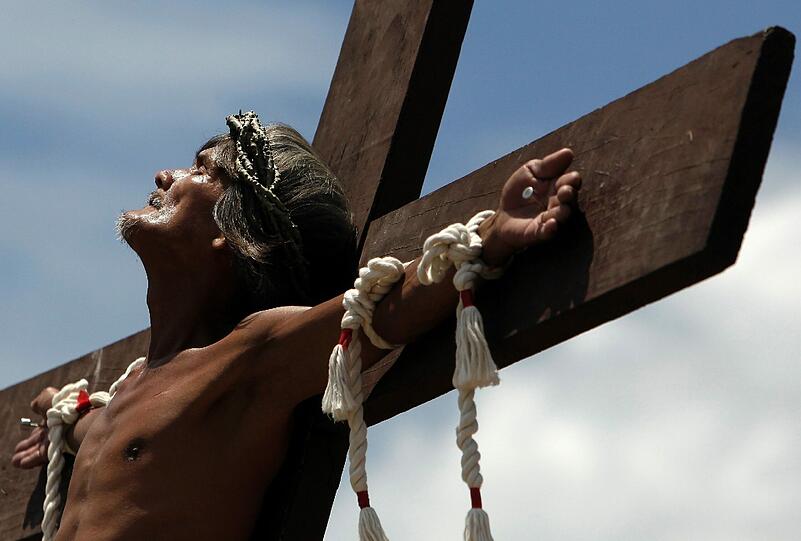 Auch in diesem Jahr haben sich dutzenden Philippinos ans Kreuz nageln lassen.
