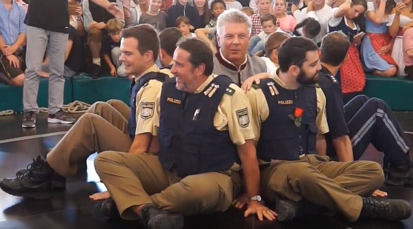 Auch fest umzingelt von einer Polizeieskorte macht Dieter Reiter nach kurzer Zeit den Abflug vom Teufelsrad.