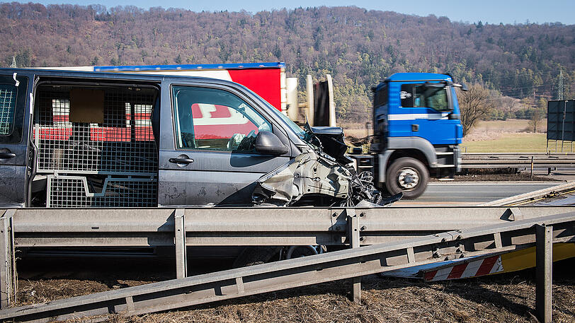 Der Gefangenentransporter kollidierte mit einem Lkw, alle acht Insassen werden teils schwer verletzt.