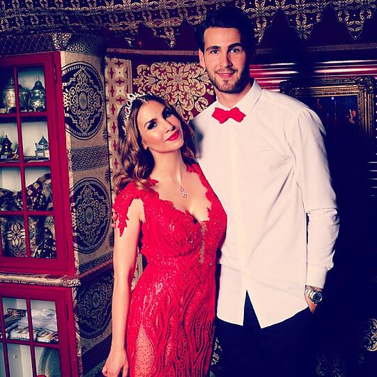 Soap-Star Sila Sahin und Kicker Samuel Radlinger sind seit 2016 verheiratet und erwarten nach einer Fehlgeburt heuer ihr erstes gemeinsames Baby. Herzlichen Glückwunsch.