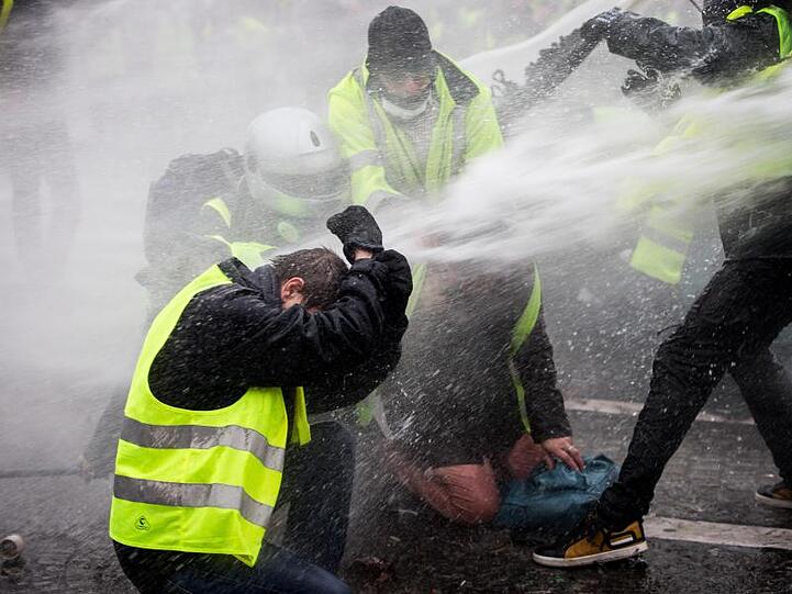 Wasserwerfereinsatz der Polizei gegen Demonstranten der "Gelben Westen" am Samstag in der Nähe des Arc de Triomphe.