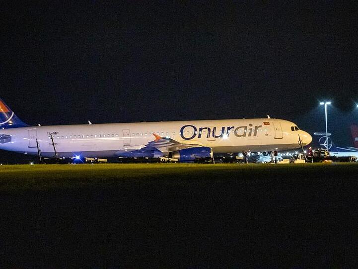 Ein Flugzeug kommt auf Flughafen Nürnberg von Landebahn ab. Foto: Andreas Eberlein/dpa/Archivbild