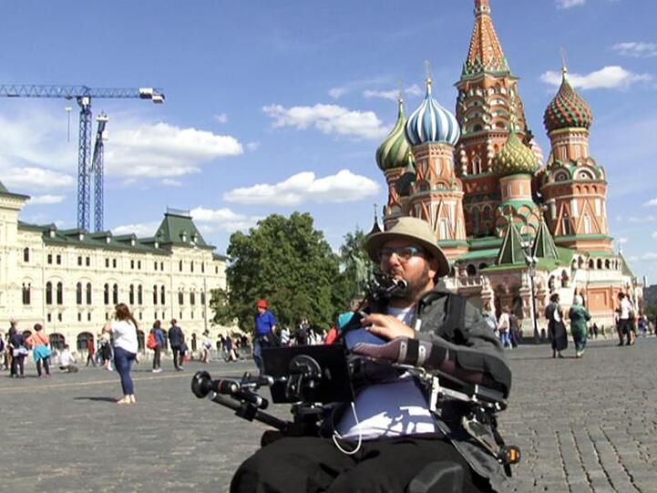 Der vom Hals abwärts Gelähmte Christian Tiffert in seinem Rollstuhl während seiner ersten Russland-Reise auf dem Roten Platz.