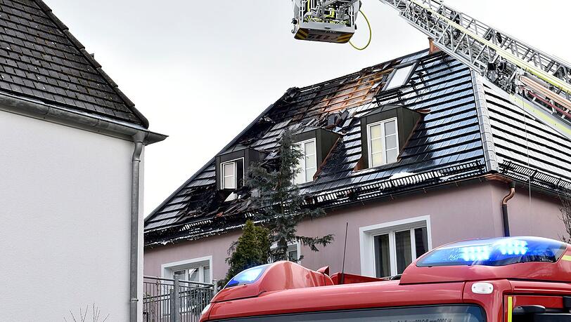 Kräfte der Berufsfeuerwehr und der Freiwilligen Feuerwehr waren im Einsatz, über die Höhe des Sachschadens ist nichts bekannt. Kräfte der Berufsfeuerwehr und der Freiwilligen Feuerwehr waren im Einsatz, über die Höhe des Sachschadens ist nichts bekannt.
