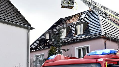 Kräfte der Berufsfeuerwehr und der Freiwilligen Feuerwehr waren im Einsatz, über die Höhe des Sachschadens ist nichts bekannt.