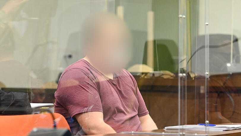 Der Angeklagte sitzt im Landgericht München I auf seinem Platz. Der 23-jährige U-Bahnfahrer muss sich u.a. wegen sexuellem Missbrauch an einem Zwölfjährigen verantworten.