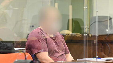 Der Angeklagte sitzt im Landgericht München I auf seinem Platz. Der 23-jährige U-Bahnfahrer muss sich u.a. wegen sexuellem Missbrauch an einem Zwölfjährigen verantworten.