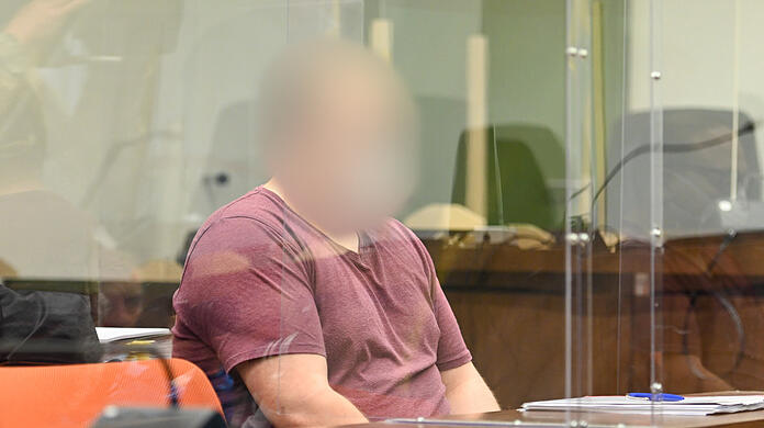Der Angeklagte sitzt im Landgericht München I auf seinem Platz. Der 23-jährige U-Bahnfahrer muss sich u.a. wegen sexuellem Missbrauch an einem Zwölfjährigen verantworten.