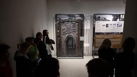 Die ehemalige Eingangstür der Synagoge in Halle ist während der Pressekonferenz zur Ausstellung "Rechtsterrorismus Verschwörung und Selbstermächtigung – 1945 bis heute" zu sehen.