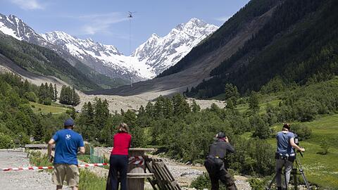 Unter dem riesigen Schuttberg im hinteren Lötschental liegt das verschüttete Dorf Blatten.