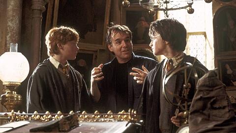 Chris Columbus (m.) am Set mit Rupert Grint (l.) und Daniel Radcliffe.