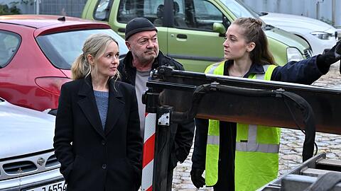 "Ein starkes Team: Abgeschleppt": Jana Hellwig (Rosa Falkenhagen, r.) ist eine Angestellte des toten Abschleppunternehmers und liefert Otto (Florian Martens, M.) und Linett (Stefanie Stappenbeck, l.) erste wertvolle Hinweise.