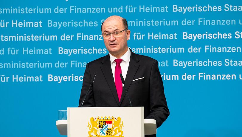 Bayerns Finanzminister Albert F&uuml;racker (CSU) hat es nicht leicht: Er muss im laufenden Jahr ebenso wie 2027 mit r&uuml;ckl&auml;ufigen Steuereinnahmen rechnen &ndash; zumindest im Vergleich zu den bisherigen Prognosen.