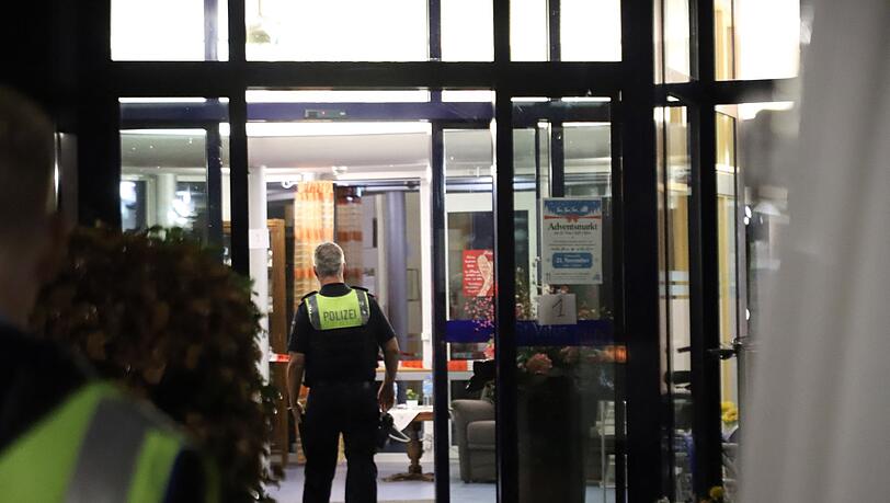 Der Täter ließ sich widerstandslos festnehmen, hieß es. Der Täter ließ sich widerstandslos festnehmen, hieß es.