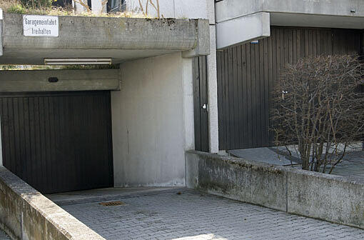 Vor einer Tiefgarage unter dem Wohnhaus parken die Täter den Wagen mit ihrem schwer verletzten Opfer und flüchten.