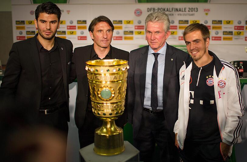 Vor dem Objekt der Begierde: (v.l.) Serdar Tasci, Kapitän des VfB Stuttgart, VfB-Trainer Bruno Labbadia, Jupp Heynckes, Trainer des FC Bayern München, und Bayern-Kapitän Philipp Lahm.