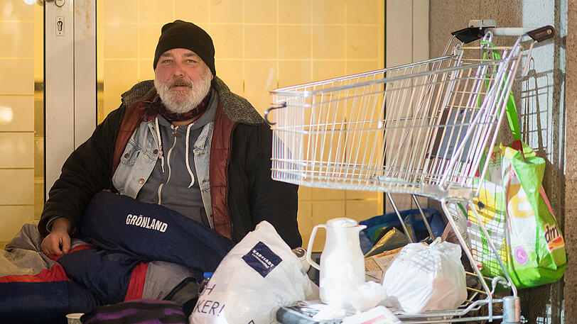 Der Obdachlose Ben sitzt an seinem Schlafplatz an einem Kaufhaus in der Nähe der Münchner Freiheit - bei minus zehn Grad Celsius.