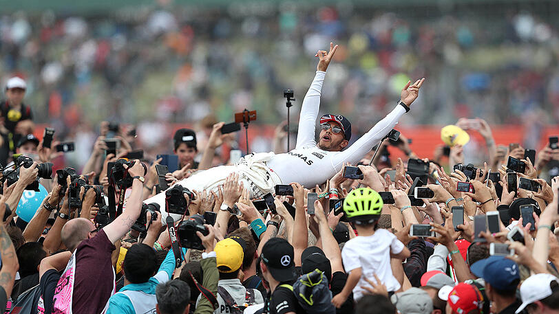 "Ich habe mich immer gefragt, wie sich das wohl anfühlt", sagt Lewis Hamilton, der sich nach dem Sieg in Silverstone als Crowd Surfer hervortut.
