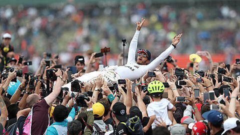"Ich habe mich immer gefragt, wie sich das wohl anfühlt", sagt Lewis Hamilton, der sich nach dem Sieg in Silverstone als Crowd Surfer hervortut.