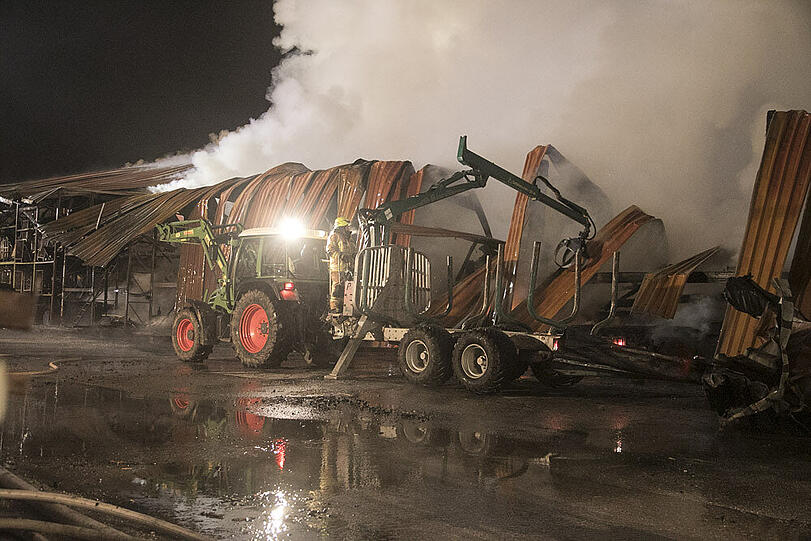 Bilder vom großen Feuerwehreinsatz in Fridolfing am Dienstagabend. Der Sachschaden ist nach dem Brand eines Sägewerks immens.