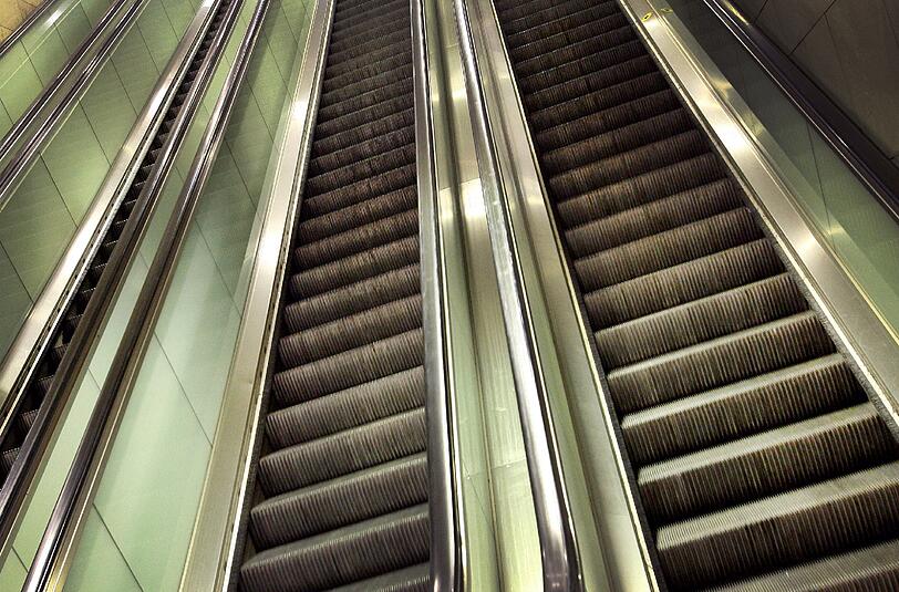 Ein 65-Jähriger verletzte sich bei einem Sturz auf einer defekten Rolltreppe so schwer, dass er ins Krankenhaus musste. (Archivfoto)