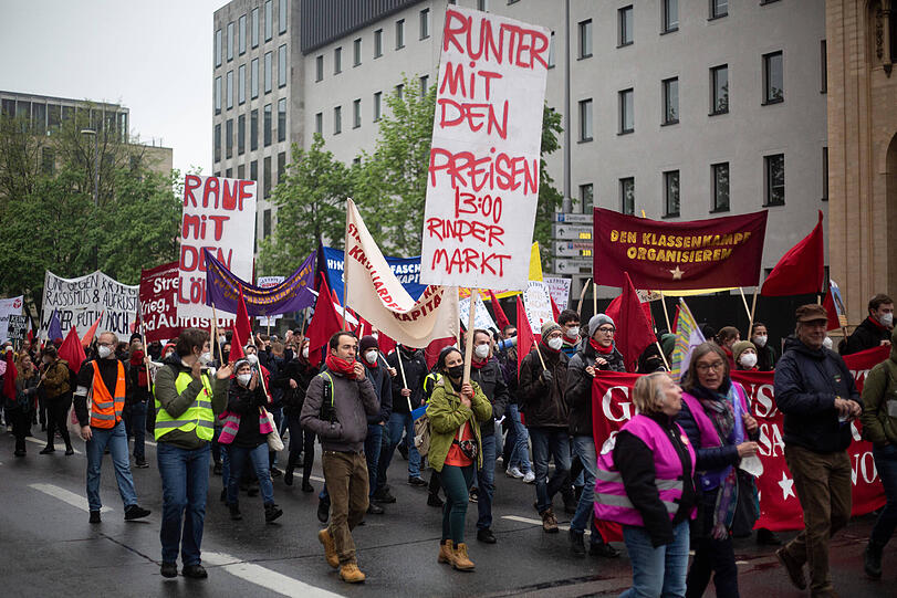 Großer Demozug durch München am Tag der Arbeit. Rund 4.000 Menschen beteiligten sich an der Kundgebung. Die Bilder.