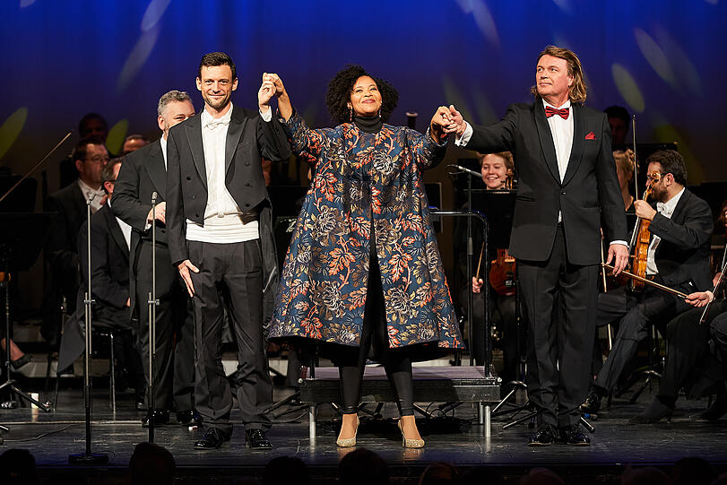 Emanuel Graf, Golda Schultz, Klaus-Florian Vogt verbeugten sich auf der Bühne des Theaters.