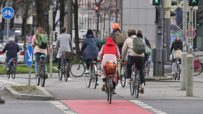 In der Stadt ist es mitunter kaum möglich, dass schnellere Radler langsamere überholen. (Symbolbild)