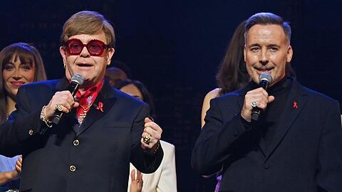 Sir Elton John (l.) und sein Mann David Furnish bei der "The Devil Wears Prada: The Musical"-Premiere.