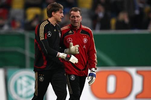 Will in seiner Heimatstadt unbedingt spielen: Rene Adler (l.) mit Torwarttrainer Andy Köpke.