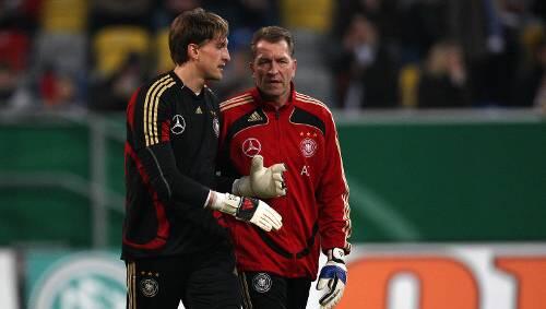Will in seiner Heimatstadt unbedingt spielen: Rene Adler (l.) mit Torwarttrainer Andy Köpke. Will in seiner Heimatstadt unbedingt spielen: Rene Adler (l.) mit Torwarttrainer Andy Köpke.
