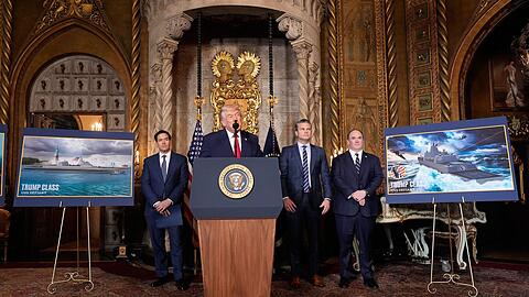 Trump k&uuml;ndigt den Bau von neuen Schlachtschiffen an.