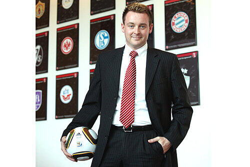Fußballer geben sich beim ihm derzeit die Klinke in die Hand: Hotel-Direktor Dominik Maiser.