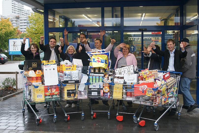 Sie haben zusammen für 4419 Euro eingekauft: Die fünf Gewinner vor der Moosacher Lidl-Filiale.