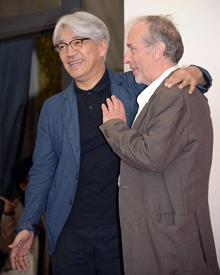 Der japansiche Komponist und Schauspieler Ryuichi Sakamoto (l.) and und der Schweizer Kameramann Andrea Arnold.