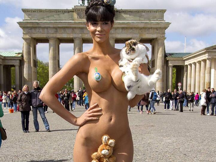 Micaela Schäfer im Oster-Outfit auf dem Pariser Platz